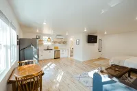 Adorable Studio - Private Patio - Dream Kitchen - บังกะโล