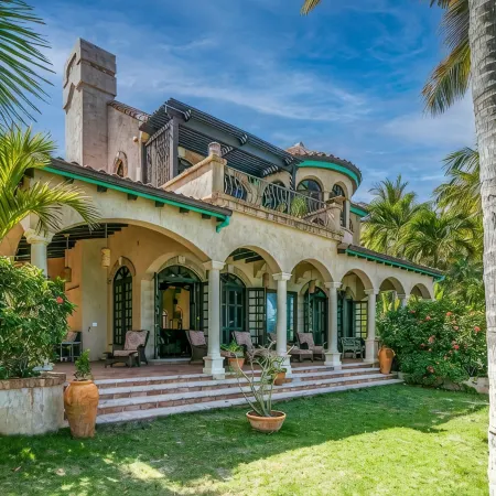 Luxurious 4 BR Beachfront Villa in Lower Peter Bay