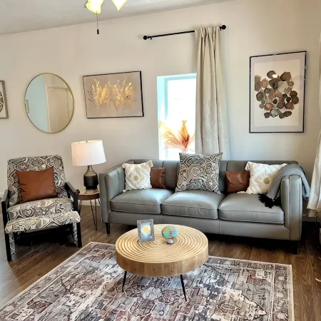 Serene bungalow: Modern Comfort near the Hospital, Power Plants and Campus