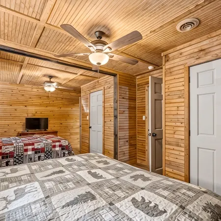 Lakeside Pet Friendly Cabin w/ Hot tub Game Rm Fireplace Elec Vehicle Charger