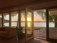 Sunset Lake House w Hot Tub, 4 fireplaces & kids bunkroom! - Homestays