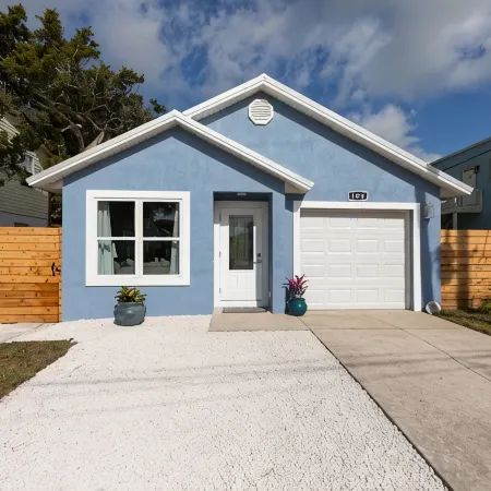 NEWLY RENOVATED DOG FRIENDLY BEACH HOUSE WITH FENCED IN YARD 1 BLOCK TO BEACH