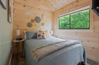 The Mighty Acorn, Bungalow is a delightful cozy tiny home in the woods. - Wi-Fi