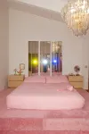 Vintage kitsch 70s/80s themed house with indoor pool and backyard creek - Wifi