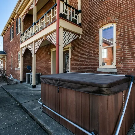 Charming Historic 4 Bedroom with Hot Tub