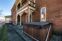 Charming Historic 4 Bedroom with Hot Tub - Bungalows