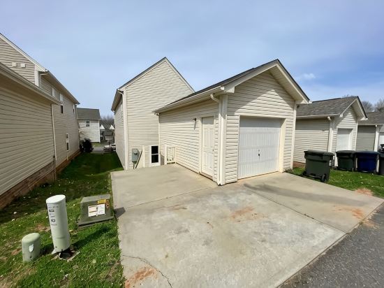 Quiet and Beautiful House in a WONDERFUL location near 2 Lakes and Charlotte!