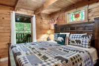 Hot Tub! Close2Downtown/Dollywood/PF! King Bed! Access to Nearby Fishing Pond! - 4-نجوم