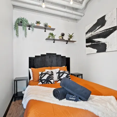Free Parking and Gym - Loft Near Wells Fargo Arena Downtown - Stocked Kitchen
