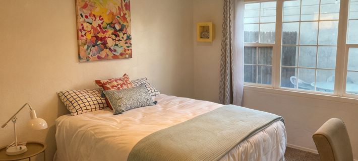 Charming Bright Home Near Dr Hospital & Shopping - Extra Comfy Beds and Couch モデストのホテル