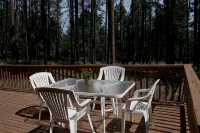 Angel Fire Chalet Nestled in the Pines, convenient to Ski and Golf w/Hot Tub - Chalets