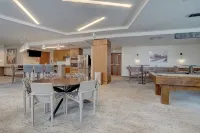 Location, Location, Location HUGE 2000 Sq Ft Condo 17TH Floor Views --- Sleeps 8 - Homestays