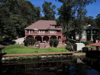 The Grand Hamilton Retreat ~ Lake Front ~ Sleeps 15 ~ Memories Included - Homestays