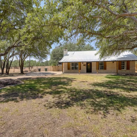 Private 2-Acre Salado Hill Country Villa, Heated Pool, Hot Tub, Sleeps 9
