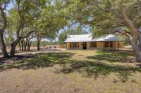Private 2-Acre Salado Hill Country Villa, Heated Pool, Hot Tub, Sleeps 9 - Bintang 4