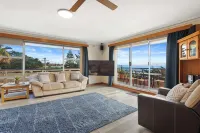 Alice Beside the Sea - 4 Bedroom Upstairs Apartment. - 3-Star