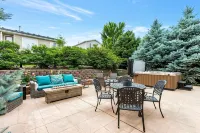Modern Cabin Vibe, With great back yard to relax in. New furnishings and hot tub - 4 estrellas