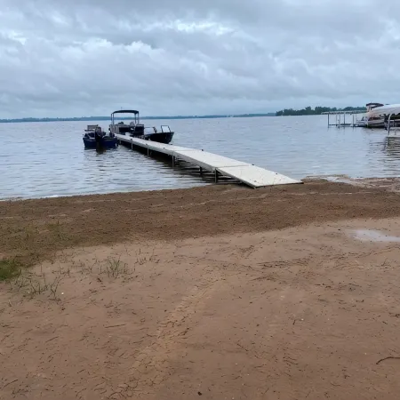Cozy updated one bedroom cottage on shawano lake