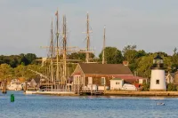 Walk to Historic Downtown Mystic! <br>Best Location—beach, marinas, eateries! - 3 estrellas
