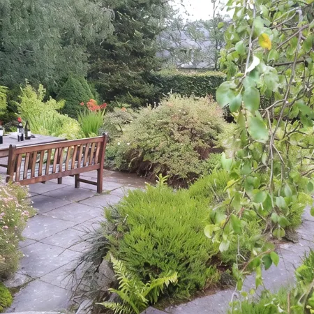 Fabulous house with sun-doors and patio - Large mature garden. Mountain views.