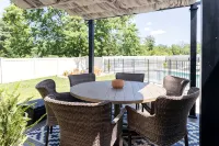 Hot Tub, Fire Pit, Private Backyard - Near Wineries & SPIRE - Swimmingpools