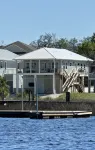 Beautiful home on the river, mins to the Gulf; fire-pit, bar, view - Homestays
