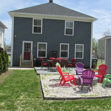 American Four-Square completely renovated, easy walk to the beach!