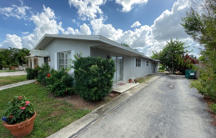BEACHSIDE COZY GETAWAY! Walk/Bike to Beach,Dining,Bars,Small fenced yard for pet