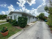 BEACHSIDE COZY GETAWAY! Walk/Bike to Beach,Dining,Bars,Small fenced yard for pet - Wi-Fi