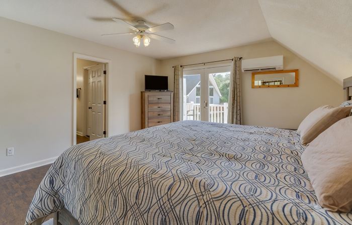 Lakehouse with covered dock, slide, and outdoor kitchen! Close to I-75, trails.