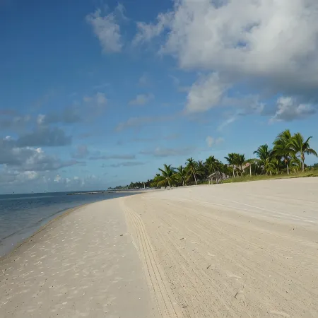 Key West Condo close to the Ocean. 1 mile to Smathers & 3 miles to Duval St.