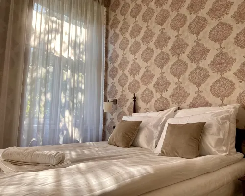 OPERA16 Guestrooms โรงแรมใกล้ฟอสต์ ไวน์ เซลลาร์
