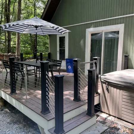 Cozy 3 Bedroom Chalet with Hot Tub