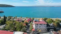 AKBÜK TAŞ OTEL - Deniz Manzaralı