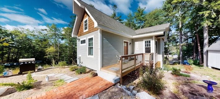 Charming Cottage - Lake Winniepesaukee Water Access, Boat Slip, Dogs Welcome! Hotels in Gilford
