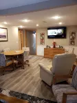 One Mile from Airport!!   3 Bedroom Lodge Sleeps 5 to 7 - 2-Star