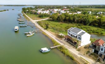 The Boathouse Riverside Homestay