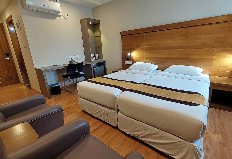 1. Hotel Gr..