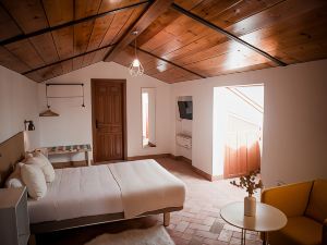 Frenteabastos Hostel & Suites