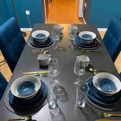 Beautiful 2-bed Apartment in Leeds Dining/Meeting Rooms