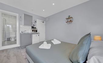 Captivating 1-Bed Studio in West Drayton