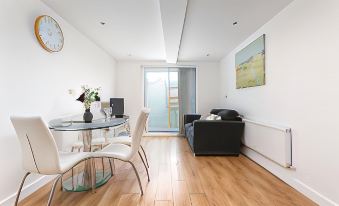 Skyvillion - Cozy Apartments in Enfield Town with Free Parking & Wifi