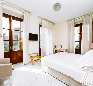 Basic Hotel Doña Manuela Отели рядом с достопримечательностью «Дом-музей Мурильо»
