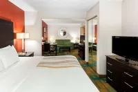 La Quinta Inn & Suites by Wyndham Milwaukee Bayshore Area Hotels in Glendale