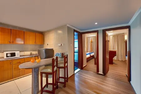 Al Bustan Tower Hotel Suites