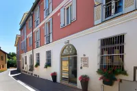 Hotel Dei Tigli Các khách sạn ở Angera