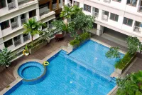 Restful Comfortable Studio B Residence By Travelio Hotel di Pondokgede