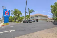Motel 6 Simi Valley, CA - parking