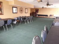 Econo Lodge Inn & Suites