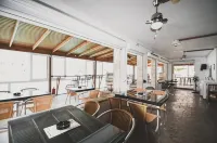Coliseum Studios & Apartments